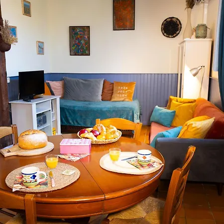 Les Hirondelles Holiday home *
